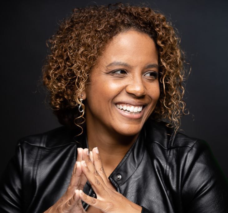 Multidisciplinary artist in movement - Veronique Pierre